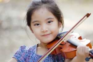 girl playing violin