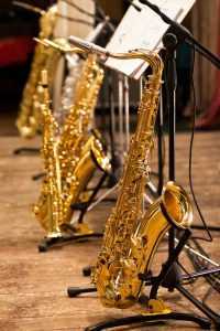 saxophones on stands